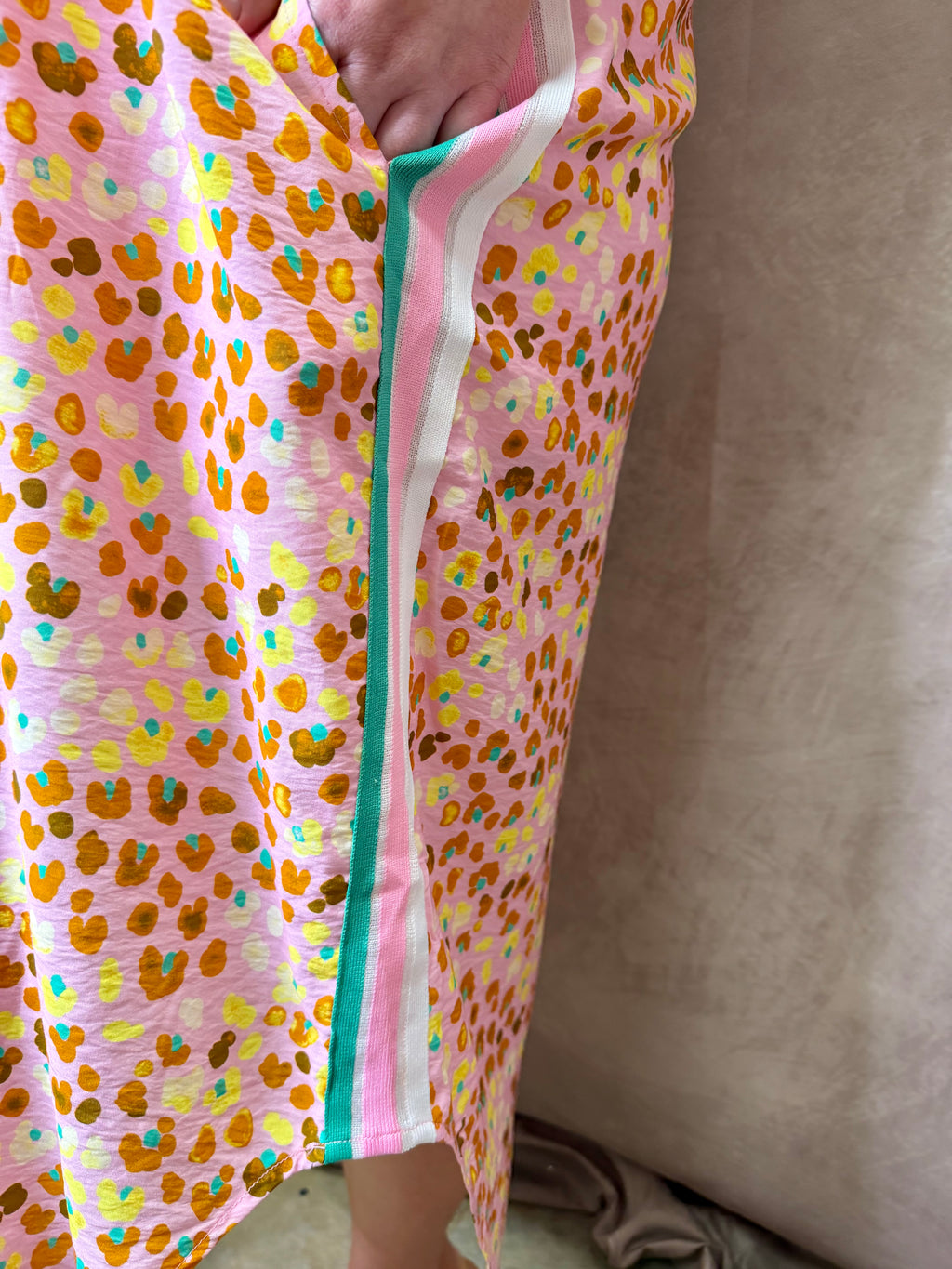 EN Pop of Pink Leopard Midi Dress